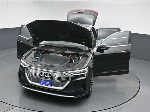 Used 2019 Audi e-tron Prestige w/ Prestige Package image 56