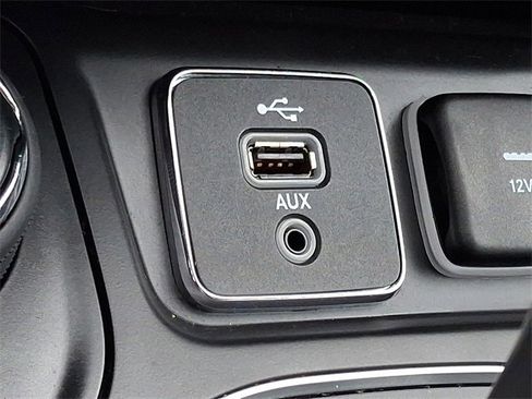 Used 2019 Jeep Cherokee Latitude Plus w/ Cold Weather Group image 24