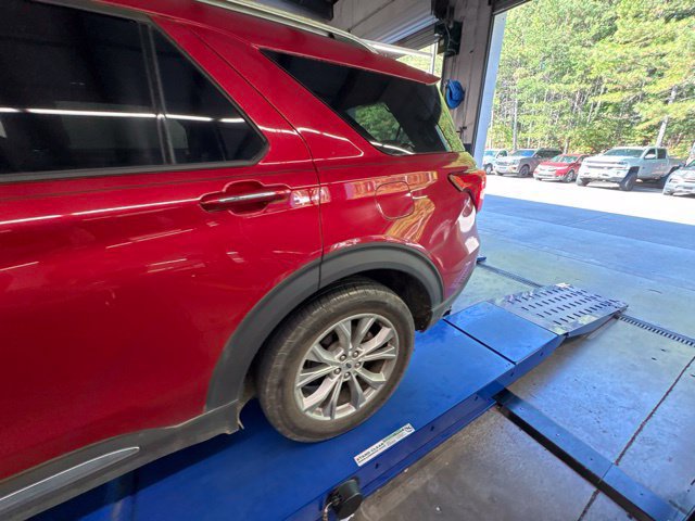 Used 2021 Ford Explorer Limited w/ Equipment Group 301A AWD/4WD image 11