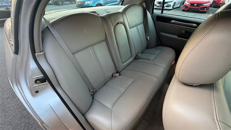 Used 2004 Lincoln Town Car Ultimate RWD image 13