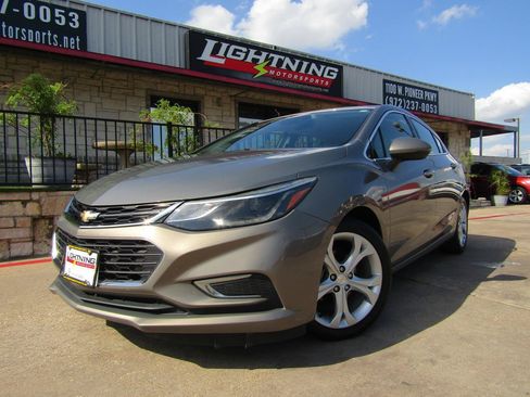 Used 2017 Chevrolet Cruze Premier w/ Enhanced Convenience Package FWD image 1