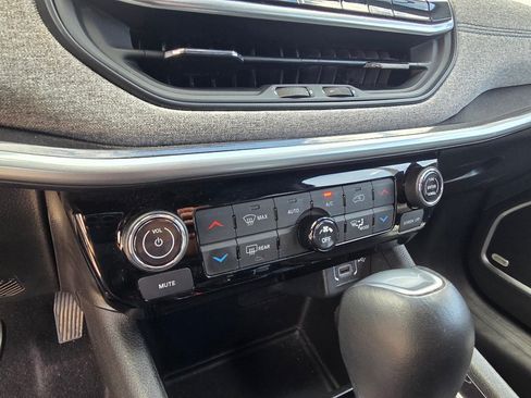 Used 2025 Jeep Compass Latitude w/ Sun & Sound Group AWD/4WD image 23