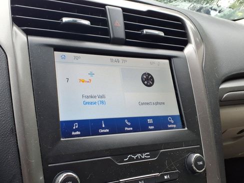 Used 2020 Ford Fusion SE FWD image 12