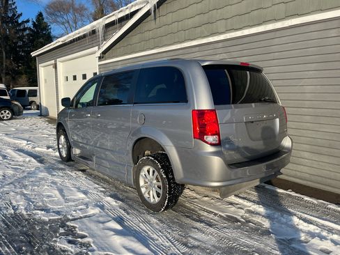Used 2018 Dodge Grand Caravan SXT w/ Rear Park Assist Package image 10