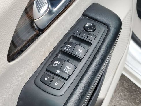 Used 2021 Chrysler Pacifica Limited w/ Uconnect Theater Family Group FWD image 11