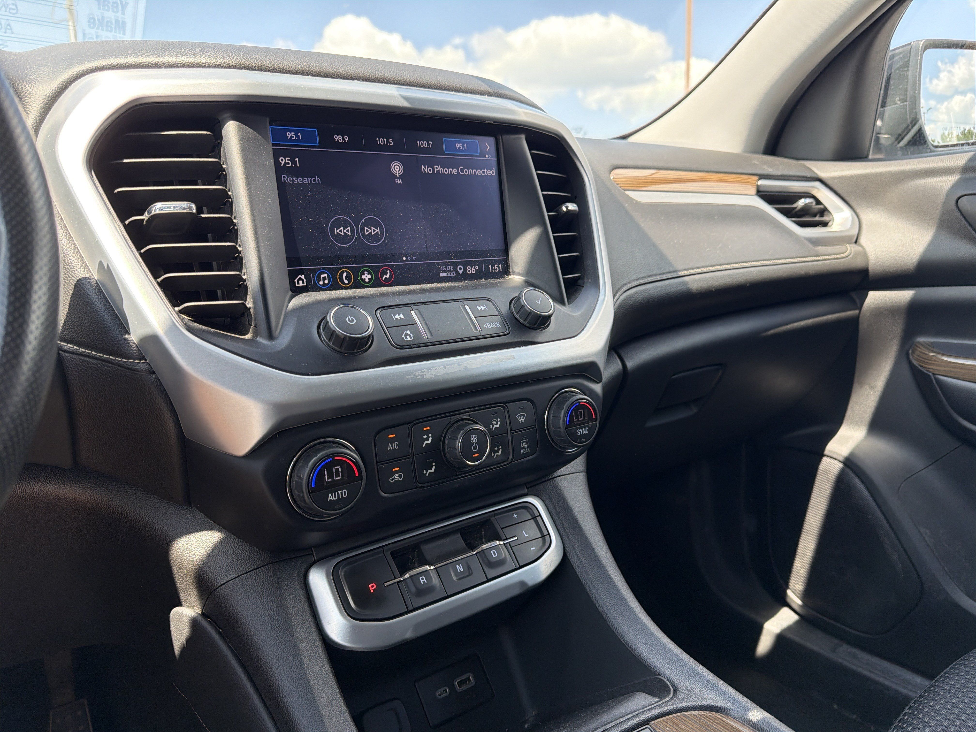 Used 2022 GMC Acadia SLE w/ Driver Convenience Package FWD image 10