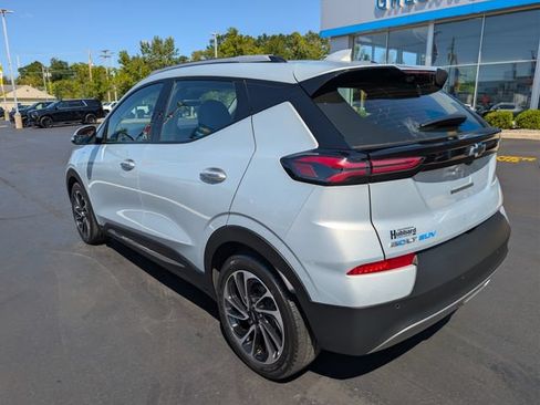 Used 2023 Chevrolet Bolt EUV Premier w/ Sun & Sound Package FWD image 3
