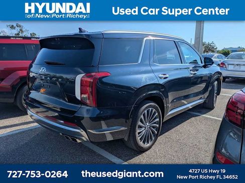 Used 2025 Hyundai Palisade Calligraphy FWD image 2