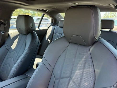 Used 2025 BMW i5 eDrive40i w/ Premium Package RWD image 22