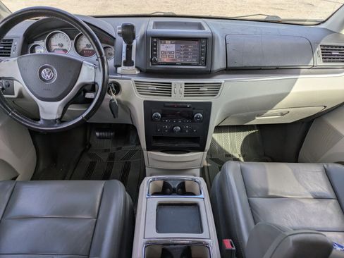 Used 2010 Volkswagen Routan SEL image 14