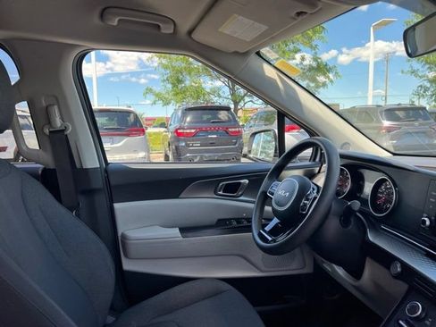 Used 2022 Kia Carnival LX FWD image 35