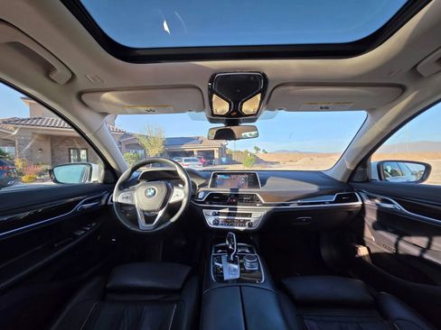 Used 2022 BMW 740i w/ Premium Package image 17