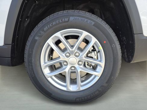 New 2025 Jeep Grand Cherokee L Laredo image 6