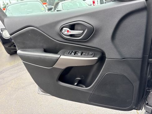 Used 2019 Jeep Cherokee Latitude Plus AWD/4WD image 25