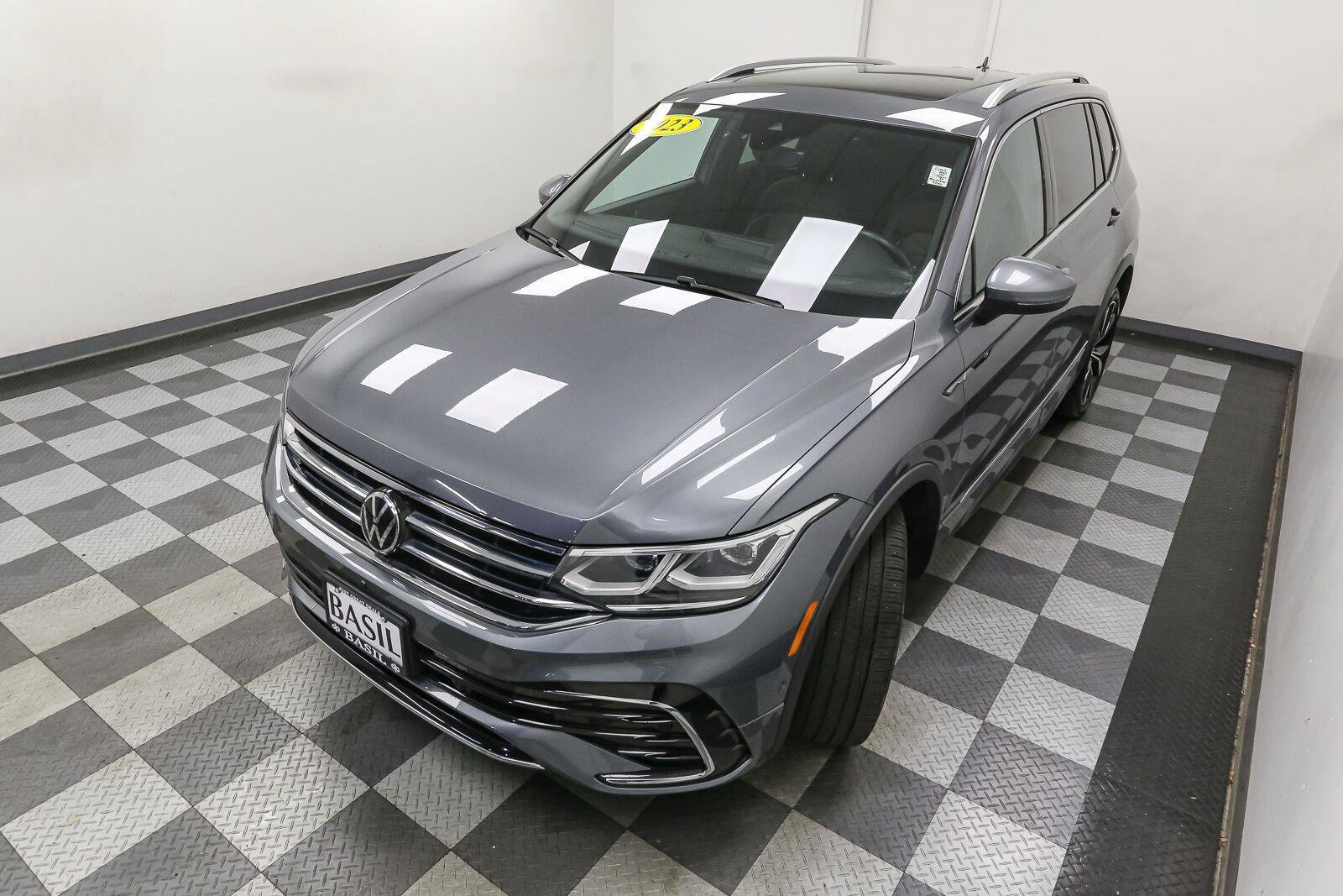 Used 2023 Volkswagen Tiguan SEL R-Line AWD/4WD image 6