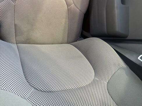 Used 2015 Nissan Frontier SV image 6