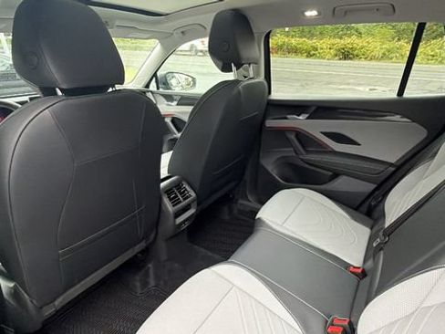 Used 2026 Volkswagen Tiguan SE AWD/4WD image 29