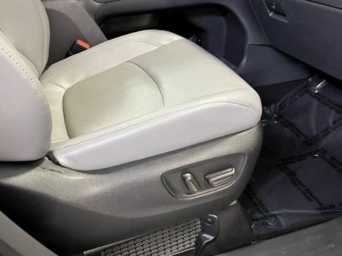 Used 2023 Toyota Sienna Limited image 17