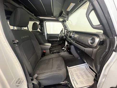 Used 2022 Jeep Wrangler Unlimited Sahara w/ Cold Weather Group image 9