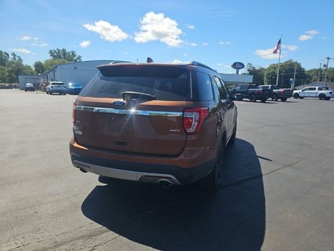 Used 2017 Ford Explorer XLT w/ Equipment Group 202A AWD/4WD image 8