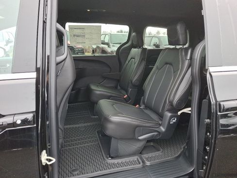 New 2026 Chrysler Voyager LX image 7