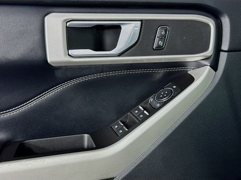 Used 2022 Ford Explorer XLT image 23