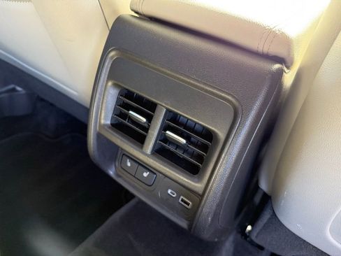 Used 2022 Cadillac XT4 Luxury w/ LPO, Onyx Lite Package image 18