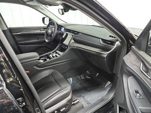 Used 2023 Jeep Grand Cherokee Limited AWD/4WD image 18
