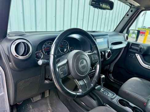 Used 2017 Jeep Wrangler Unlimited Sahara AWD/4WD image 10