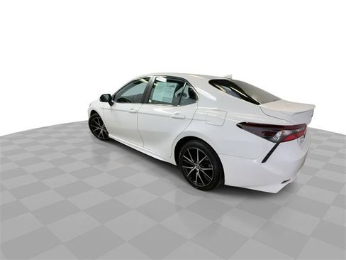 Used 2024 Toyota Camry SE image 6