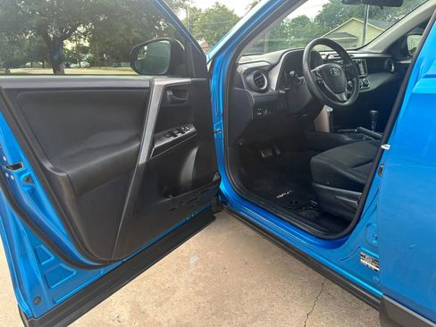 Used 2018 Toyota RAV4 LE FWD image 9