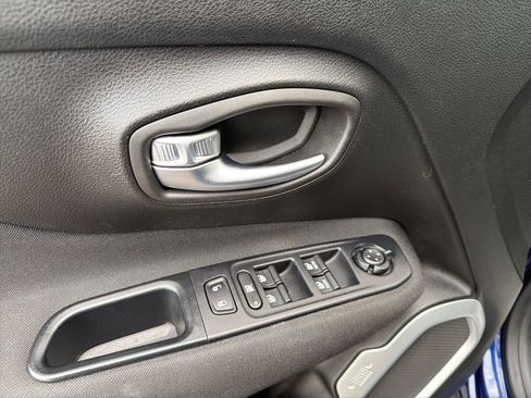 Used 2018 Jeep Renegade Latitude w/ UConnect 8.4 Nav Group image 26