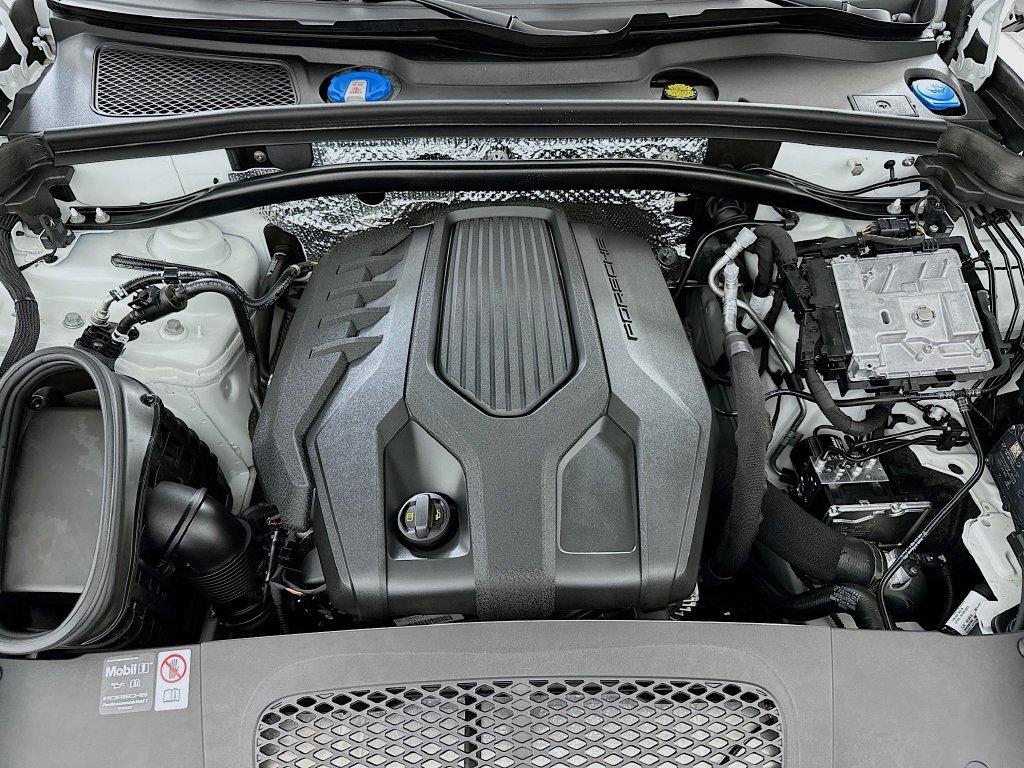 Certified 2025 Porsche Macan AWD/4WD image 32
