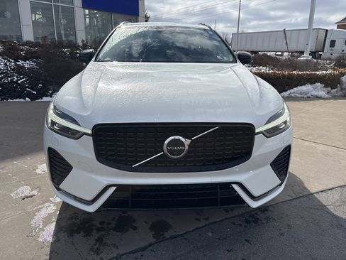 Used 2025 Volvo XC60 B5 Plus image 3