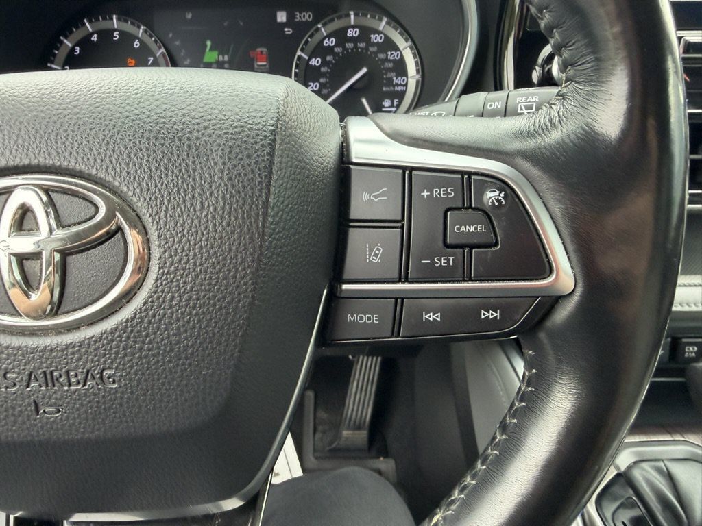 Used 2021 Toyota Highlander Limited AWD/4WD image 24
