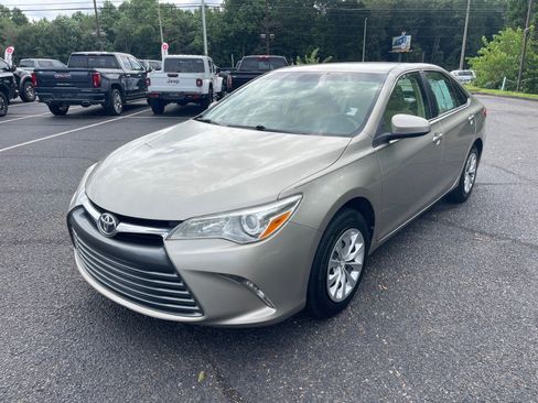 Used 2017 Toyota Camry LE FWD image 3