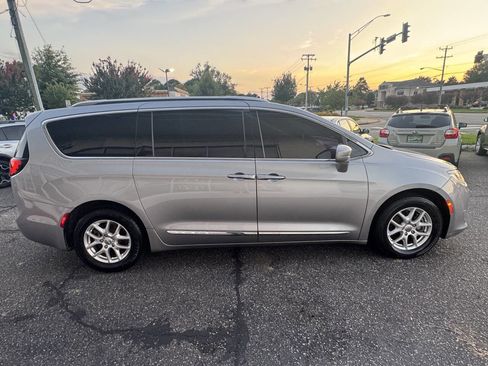 Used 2020 Chrysler Pacifica Touring-L image 4