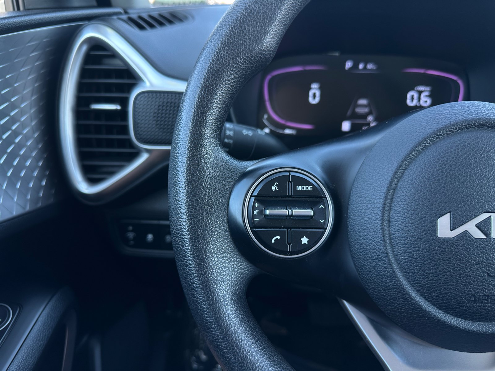 Used 2024 Kia Soul LX w/ LX Technology Package FWD image 23