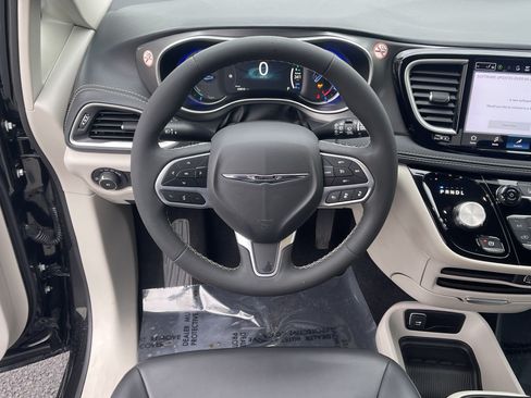Used 2023 Chrysler Pacifica Touring-L FWD image 14