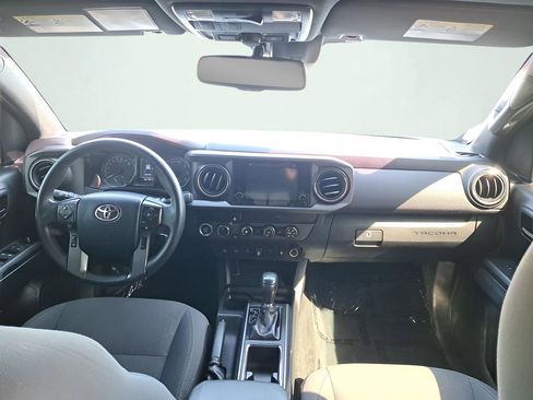 Used 2019 Toyota Tacoma TRD Off-Road w/ Technology Package AWD/4WD image 17