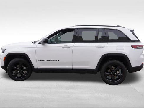 Certified 2024 Jeep Grand Cherokee Limited w/ Black Appearance Package image 9