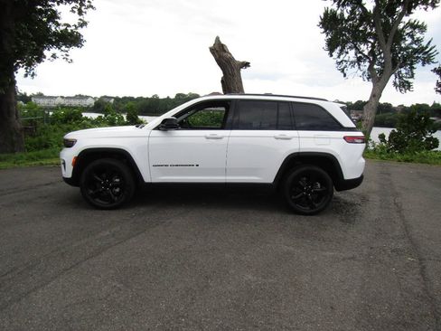 Used 2023 Jeep Grand Cherokee Limited w/ Black Appearance Package AWD/4WD image 4