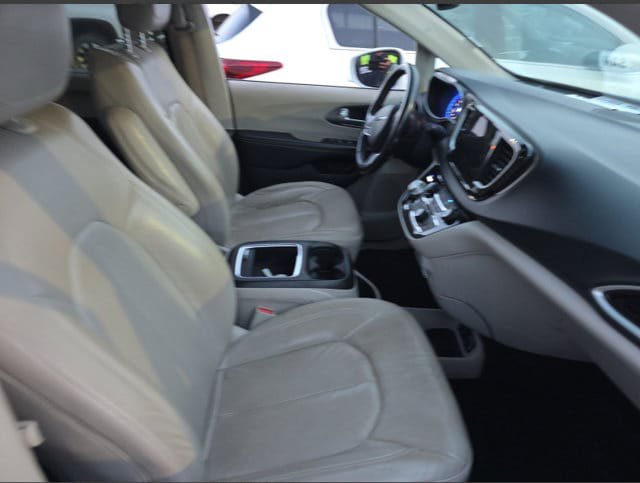 Used 2021 Chrysler Pacifica Touring-L FWD image 12