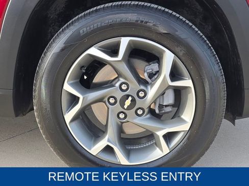 Used 2025 Chevrolet Trax LT w/ LT Convenience Package image 12