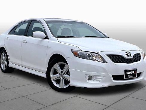 Used 2010 Toyota Camry SE image 2