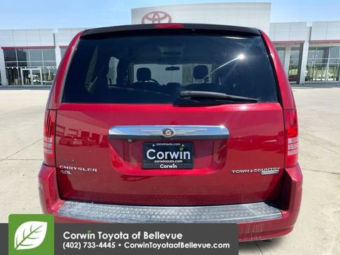 Used 2009 Chrysler Town & Country Touring image 4