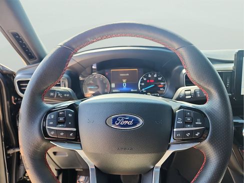 Used 2023 Ford Explorer XLT AWD/4WD image 18