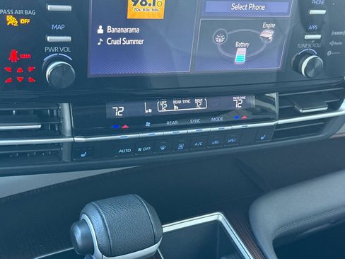 Used 2024 Toyota Sienna XLE image 19