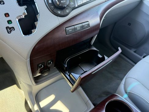 Used 2014 Toyota Sienna Limited w/ Limited Convenience Package FWD image 36