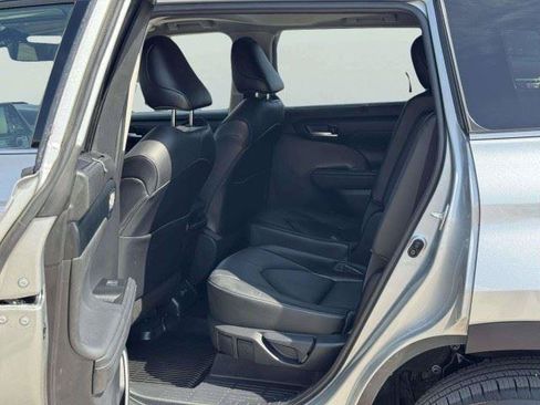 Used 2021 Toyota Highlander XLE AWD/4WD image 36
